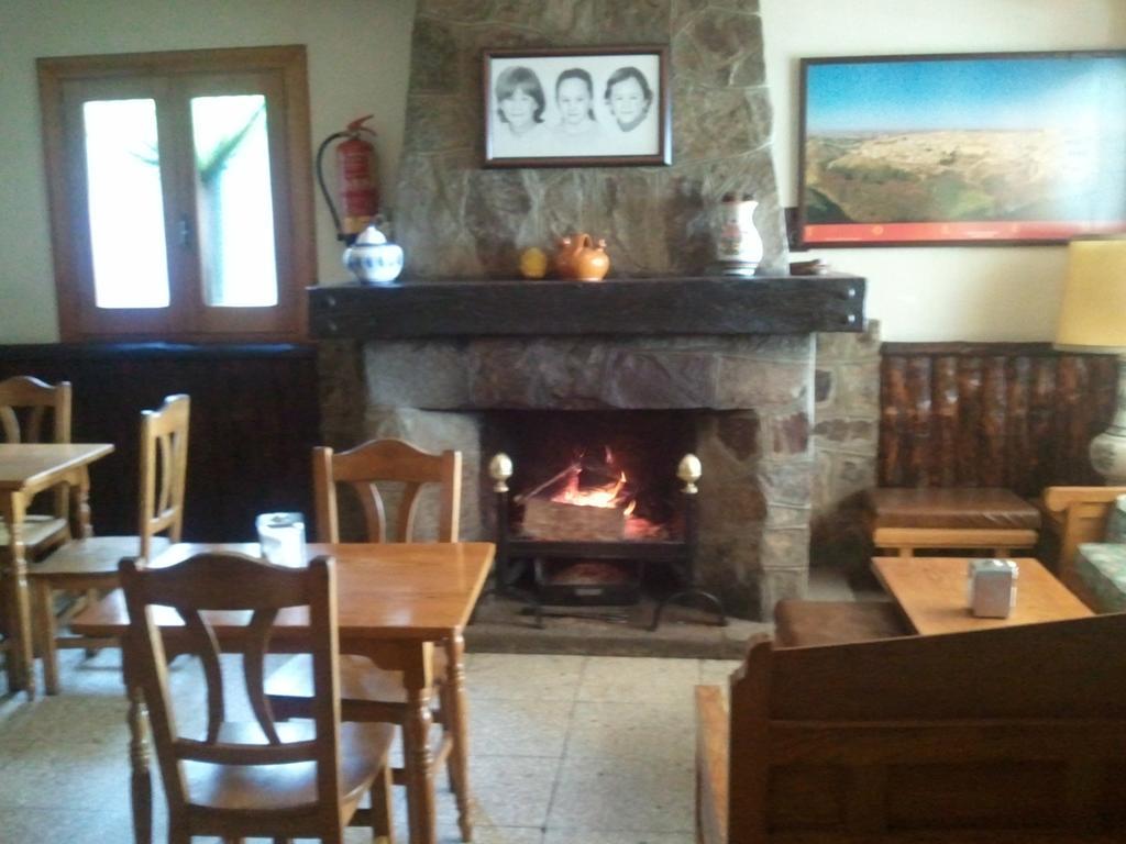 Hostal-Restaurante Fogon De Gredos กิซานโด ภายนอก รูปภาพ
